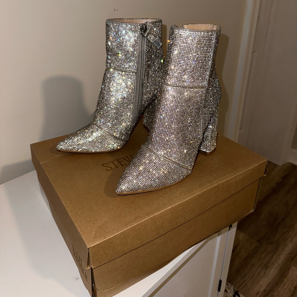 Steve maddens sequin bootie size 6. Brand new never worn with box! Great shape!
